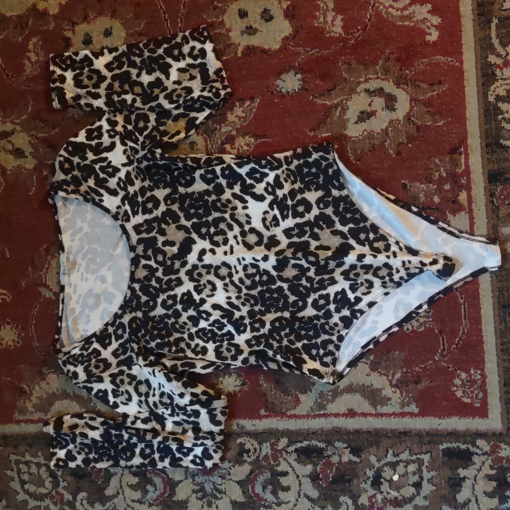 3/15 🦇 Long-Sleeved Leopard Print Bodysuit